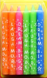 velas bonitas do aniversário das cores 12pcs 4 com a letra branca impressa para o partido das crianças